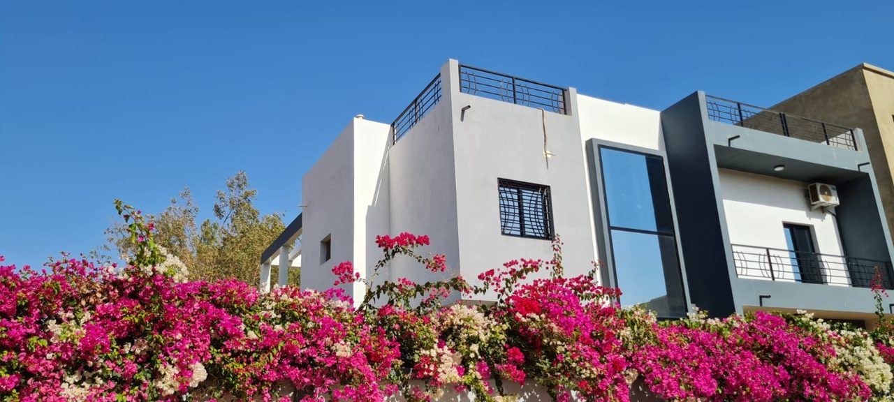 Villa 6 chambres rénovée avec piscine · Ngor
