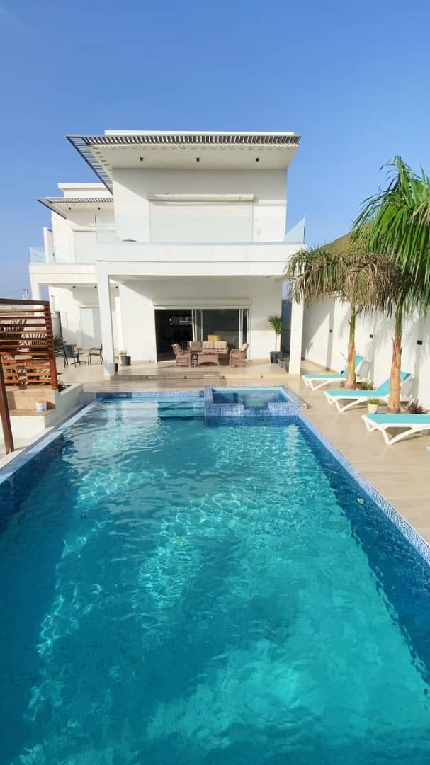Villa 5 chambres avec piscine et jacuzzi · Saly